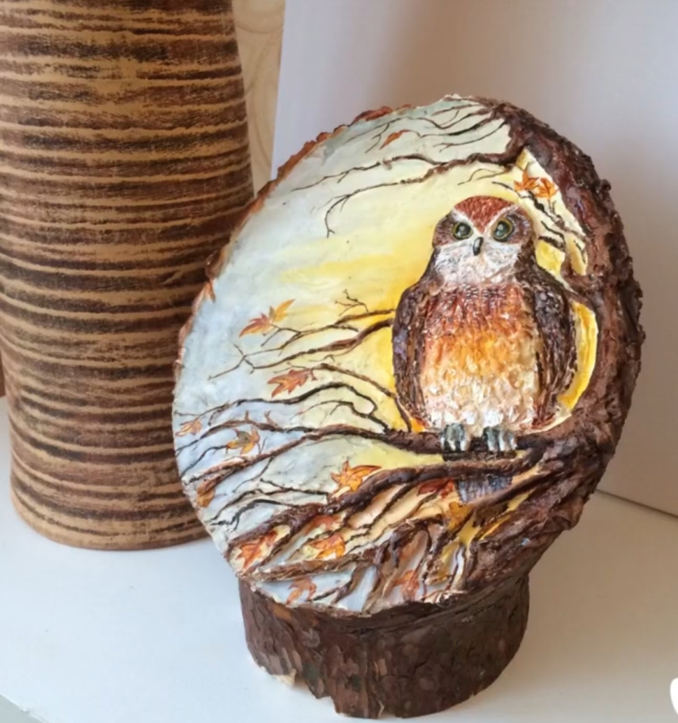 Спил сосны. "Сова в осеннем лесу". Барельеф. Акриловая шпатлёвка, акриловая краска, эпоксидная смола (глазки) 