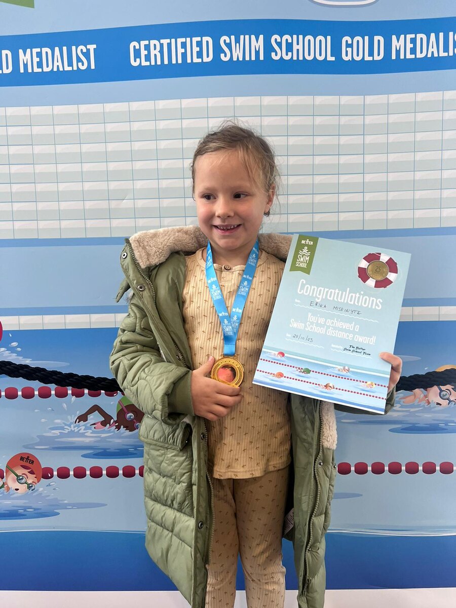 Здесь Эрике вручают грамоту за освоение дистанции 25 метров. Потом была такая же за 50 метров.