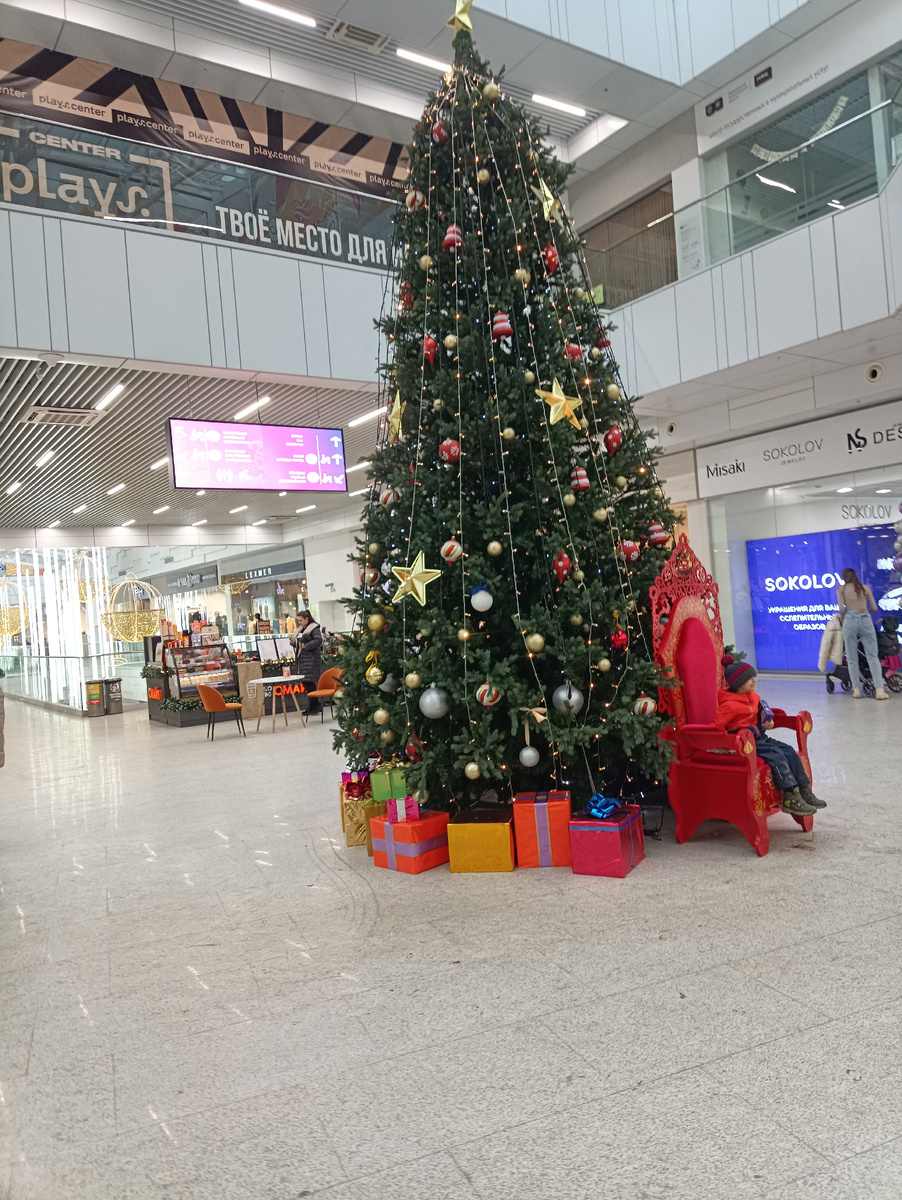 Елочка нарядная в ТРЦ