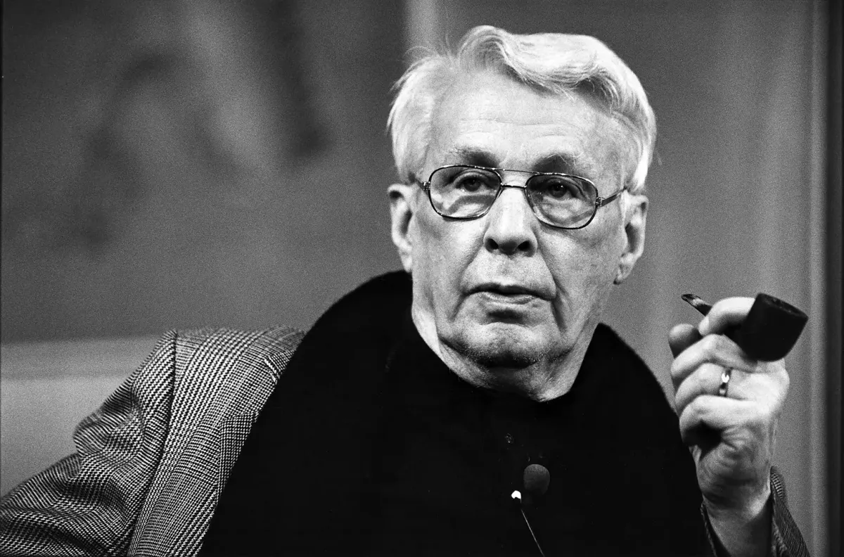 Стефан Хермлин Немецкий писатель и переводчик. Сын еврейских иммигрантов, настоящее имя Rudolf Leder. В 1931 вступил в ряды Коммунистического союза молодёжи Германии. В 1933-1936 гг. работал в типографии. В 1936 эмигрировал из Германии, и до возвращения в 1945 жил в Палестине, Франции и Швейцарии. После возвращения в Германию работал диктором на радио в Франкфурте-на-Майне. В 1947 переехал в Восточный Берлин и работал в нескольких коммунистических журналах, в том числе Tägliche Rundschau ("Дневной обзор"), бывшей официальной газетой Советской военной администрации до 1955 года. К 1949 году стал одним из самых влиятельных и значимых писателей в молодой ГДР. Будучи близким другом Вальтера Ульбрихта и Эрика Хонекера, одновременно находился на передовой как культурной так и политической жизни Восточной Германии. Член Академии искусств ГДР. В первых сборниках стихов ("Двенадцать баллад о больших городах", 1945; "Мы не замолкнем", 1945, оба опубликованы в Швейцарии) звучит вера в победу над фашизмом. Сборник "22 баллады" (1947), поэма "Мансфельдская оратория" (1950) и поэтический сборник "Полёт голубя" (1952) вывели Хермлина в число ведущих мастеров современной немецкой поэзии. Сборник очерков "Первая шеренга" (1951, рус. пер. 1953) посвящен немцам — героям антифашистского Сопротивления. 