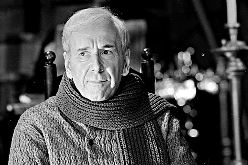 Настоящий «пастор Шлаг» знал Ленина, любил Толстого и прыгал с парашютом. Насколько известно, как и пастор Шлаг, кого бы к нему ни подсаживали в тюрьме и как бы его ни допрашивали, ничего существенного немцам не рассказал. Точнее, он рассказывал им что угодно о своей прошлой жизни, но не выдал никаких секретов о том, с каким заданием направлен в Бельгию.