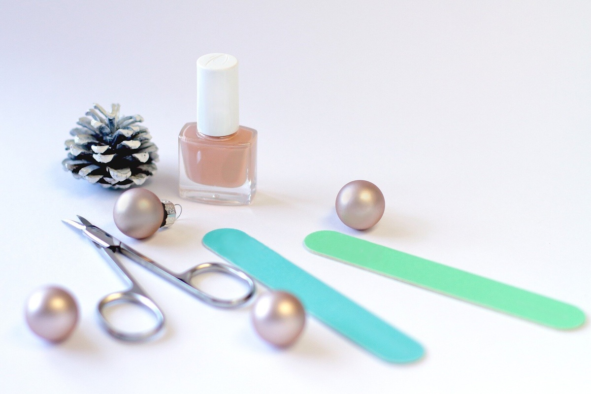     Нельзя трясти флакон с лаком для ногтей: 7 главных ошибок в маникюре