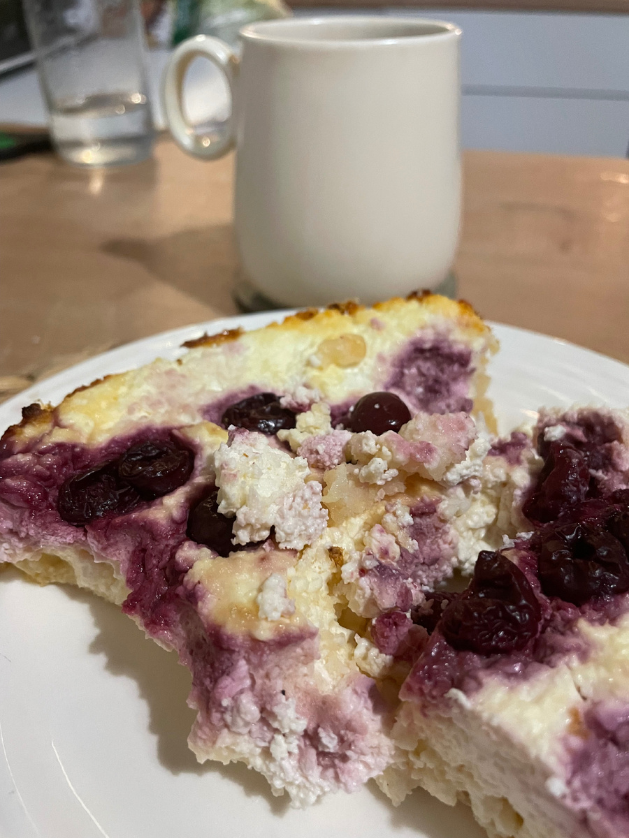 Грустная запеканка с вечера + кофе с безлактозеыми сливками (сливки — это, конечно, как самостоятельное блюдо, кофе очень внушительным по сытости оказалось)