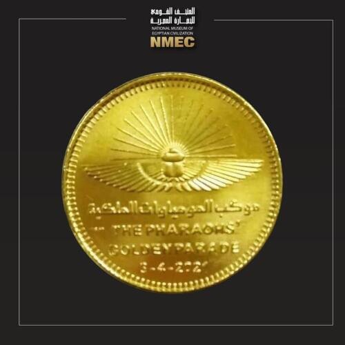 Серебряная монета номиналом 100 египетских фунтов с логотипом парада