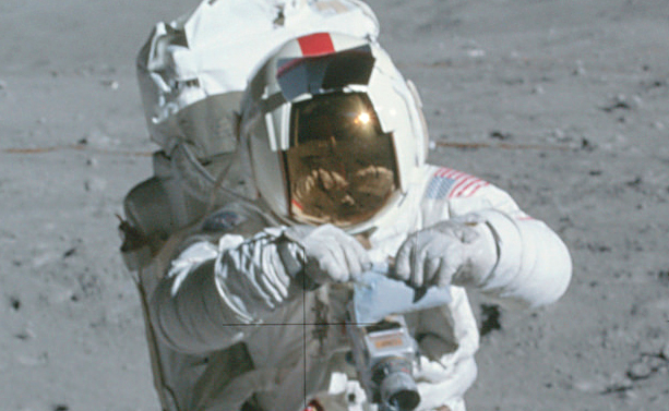 Зачем американцам неправильные отражения в светофильтре скафандра на Луне? В принципе