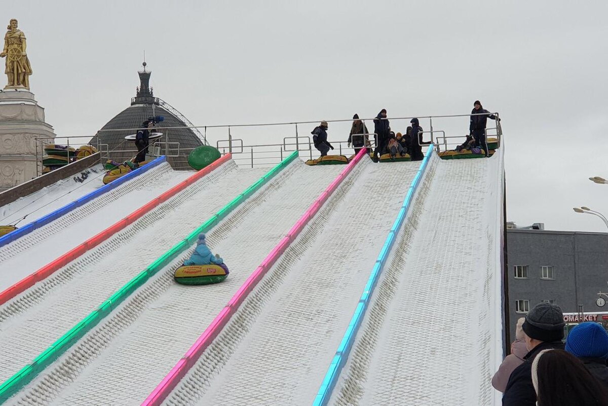 Катание на тюбинговой горке на ВДНХ. Агентство «Москва»