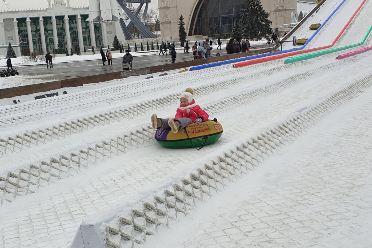 Агентство "Москва"
Катание на тюбинговой горке на ВДНХ.