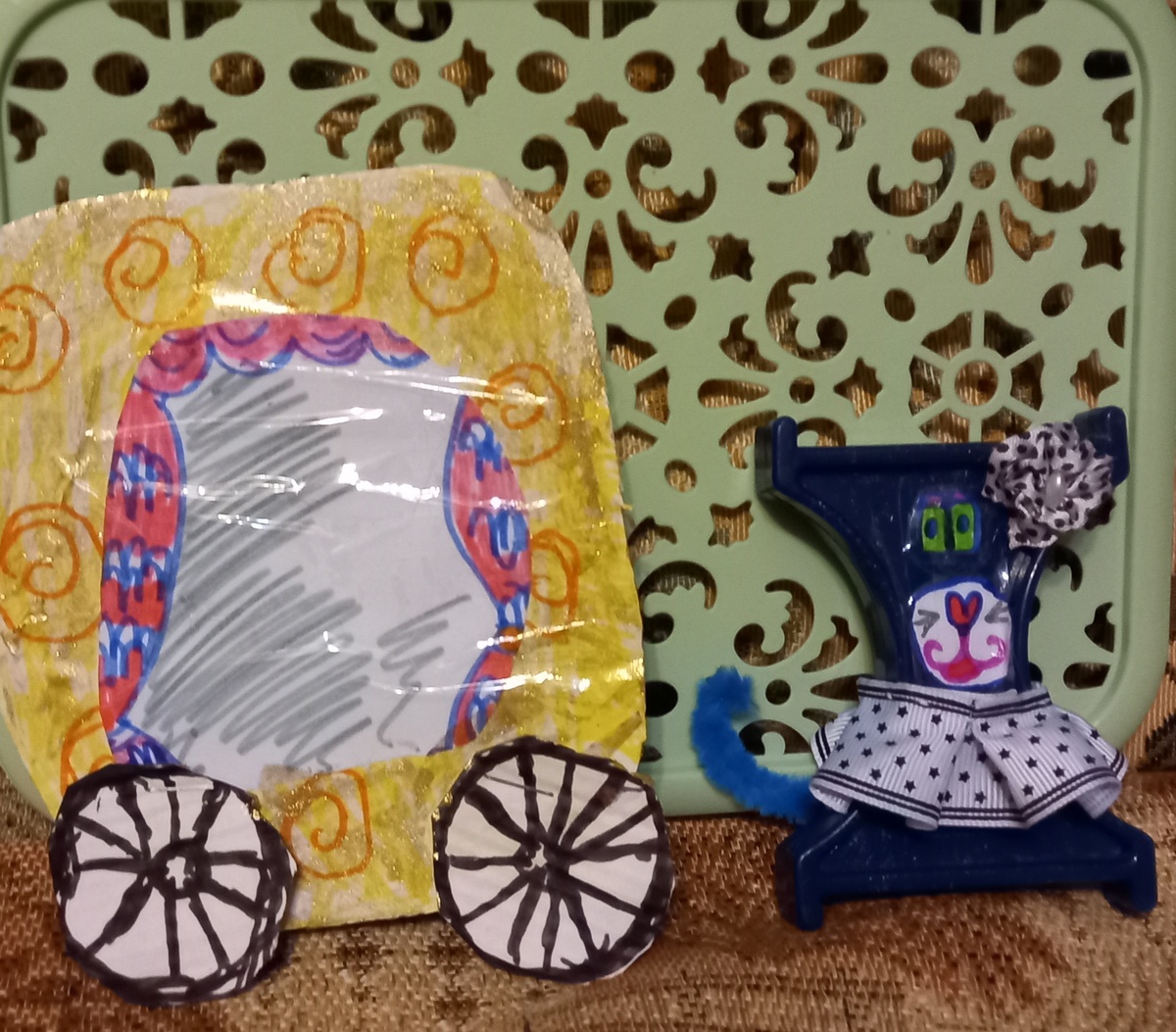 Золушка-Ребекка демонстрирует свой роскошный лазурный пушистый хвост.