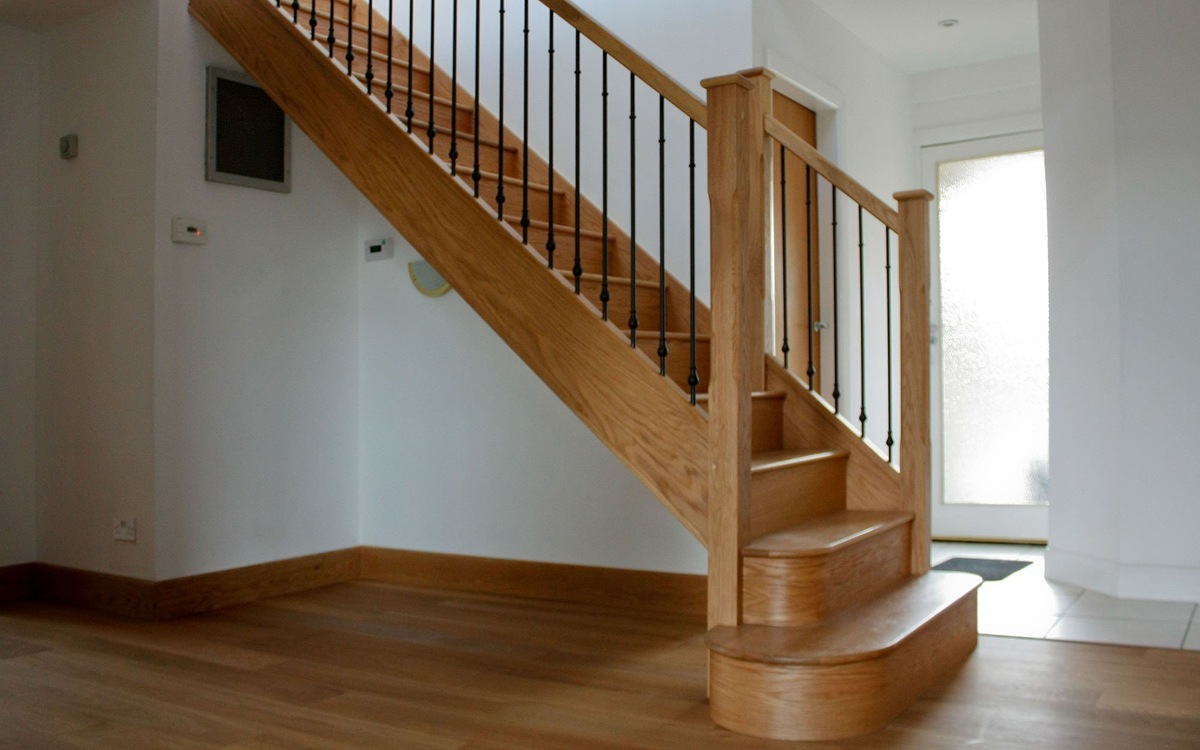 Как сделать лестницу из дерева на тетивах?