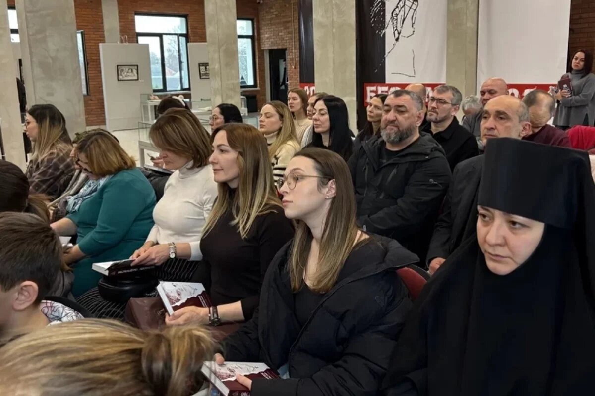    Монахиня в Северной Осетии собрала книгу воспоминаний заложников Беслана