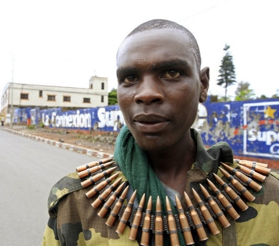 Военнослужащий правительственной армии утверждает, что в Конго безопасно. Взгляните на его ожерелье.