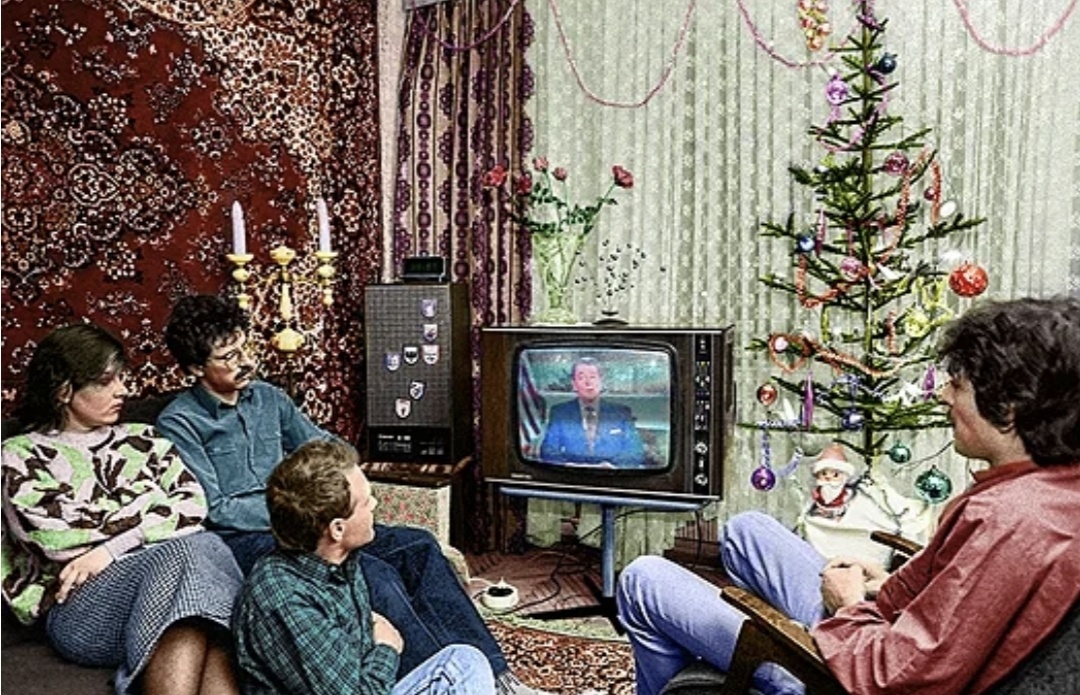 Граждане СССР слушают поздравление Рональда Рейгана с Новым годом. 1 января 1986 года.