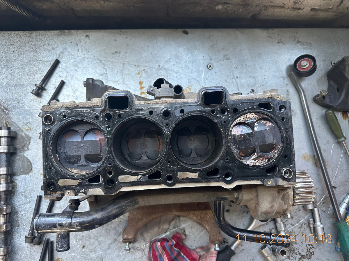 Поверхность поршня первого цилиндра имеет следы "намытости"