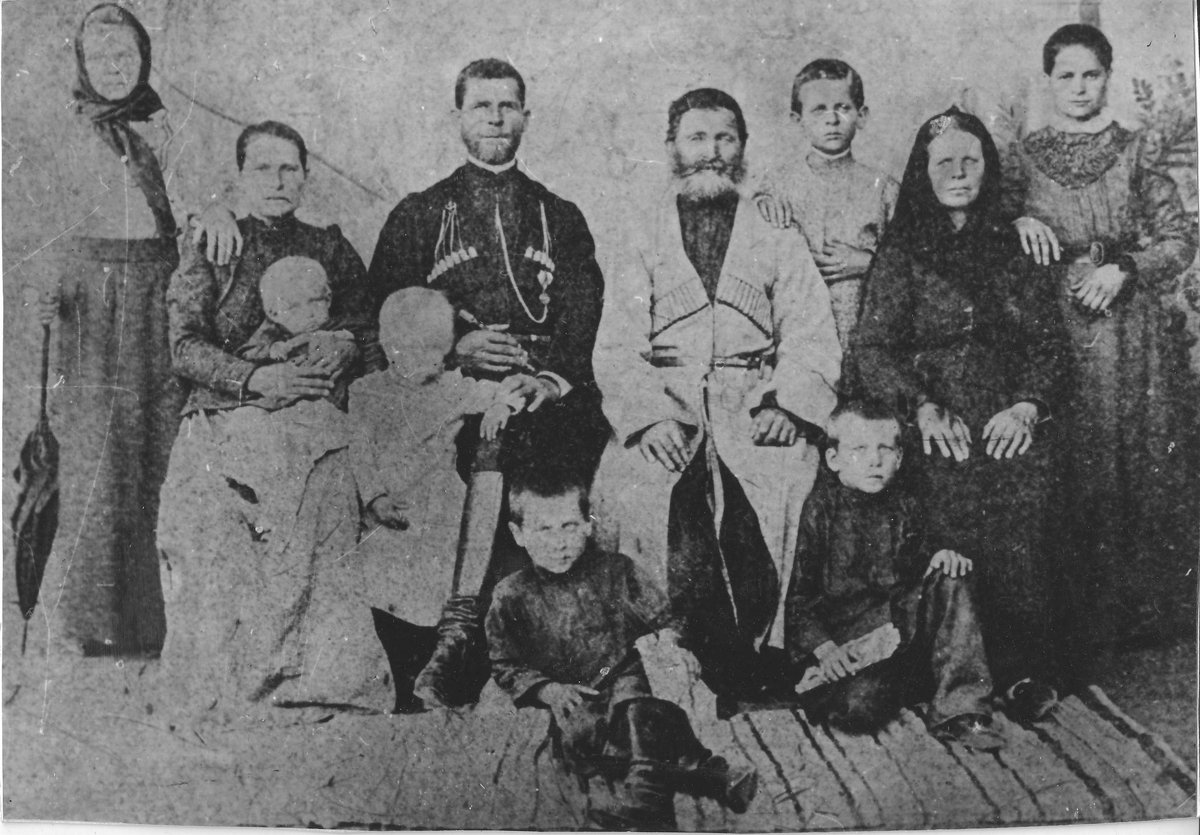 Семья донских казаков. Источник: https://kubangenealogy.ucoz.ru/photo/152-0-3271-3?1612200547