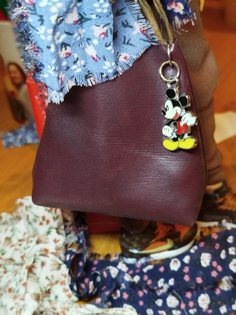 брелок на сумке для барби