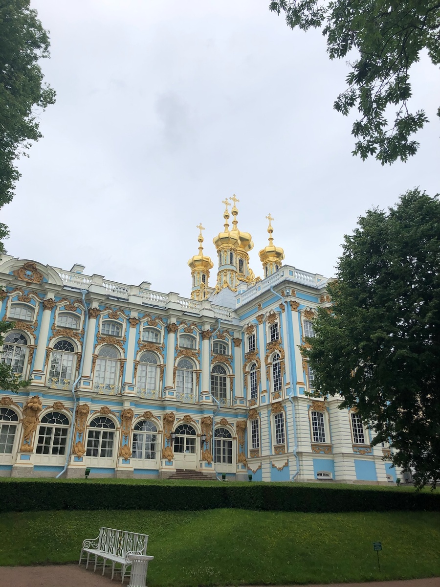 Вид на Придворную церковь Екатерининского дворца со стороны парка. Фото автора.