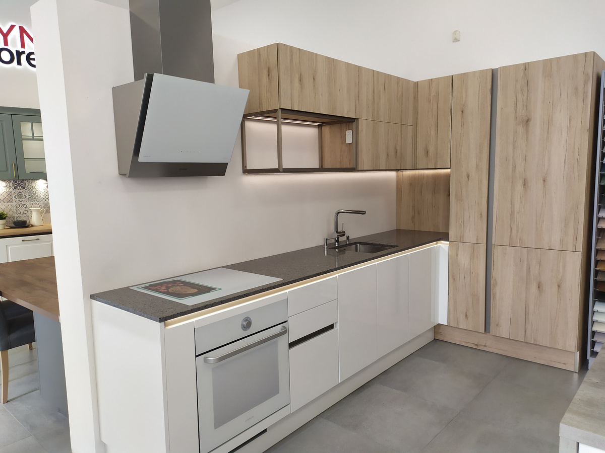 Кухня с деревянными фасадами и столешницей из кварца Taurus Terazzo Grey от TechniStone