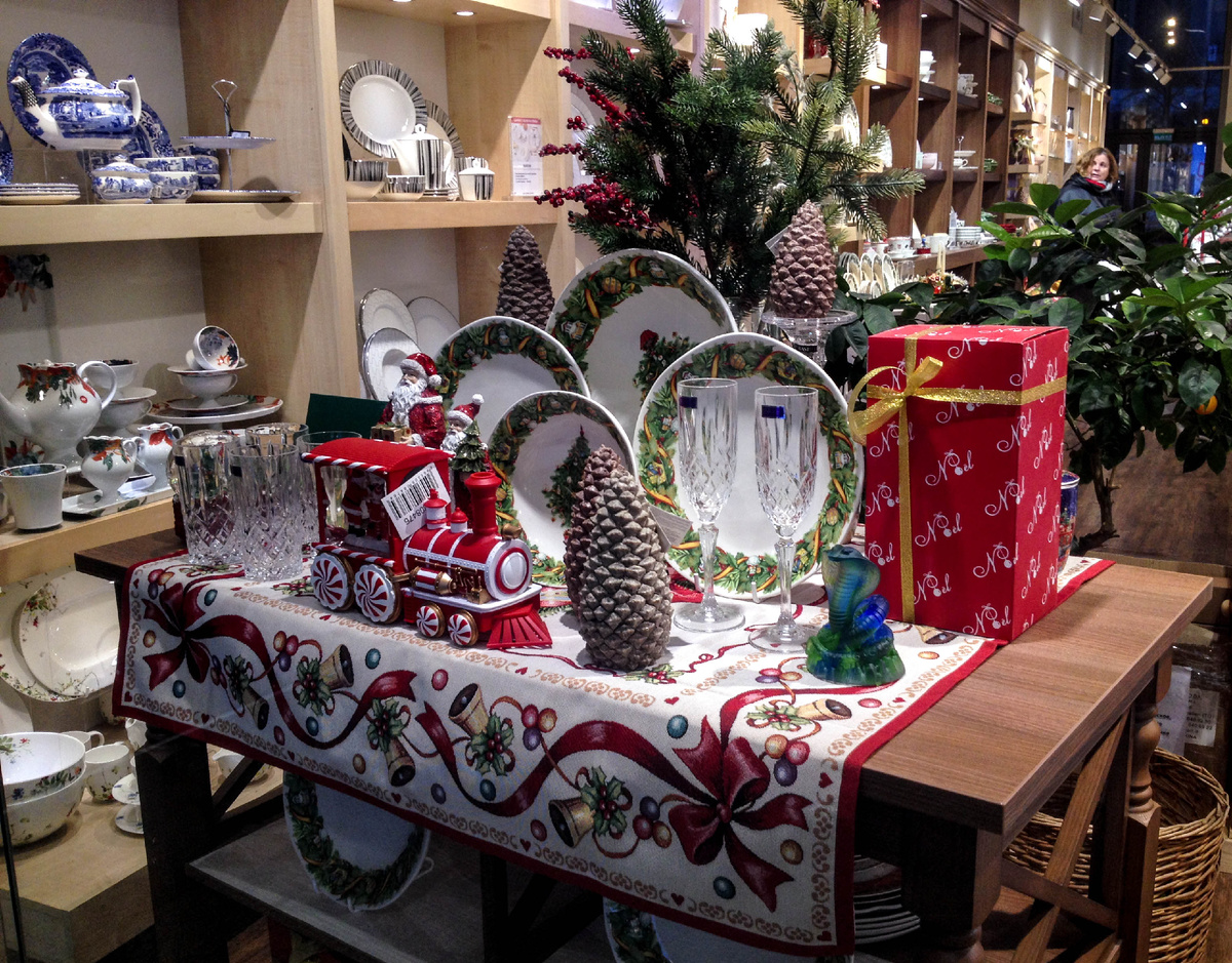 Шишки - это новогодние свечи. Для чего паровоз, я не поняла, а консультант был как из фильма "Красотка".