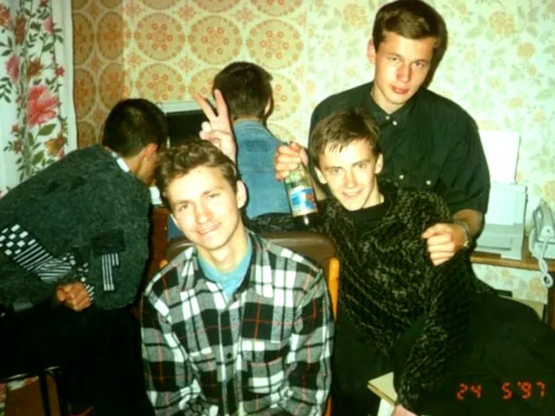 Компьютерная жизнь в общежитии 90х