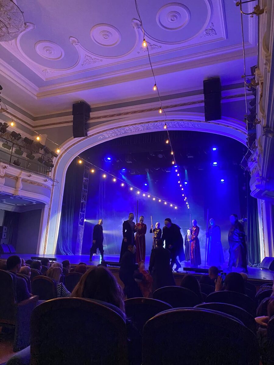 Действие спектакля происходит не только на сцене, но и в зрительном зале.