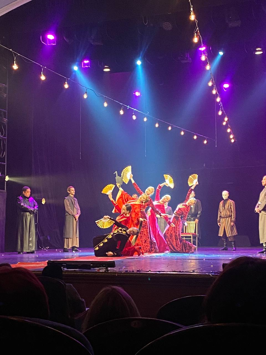 Фотография сделанная во время спектакля.