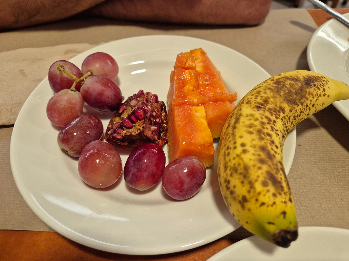 фрукты на завтраке на любой выбор