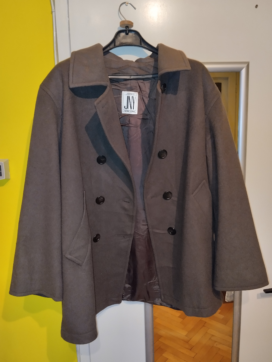 Полупальто из шерстяной ткани. Для меня важно, чтобы состав ткани был натуральным.