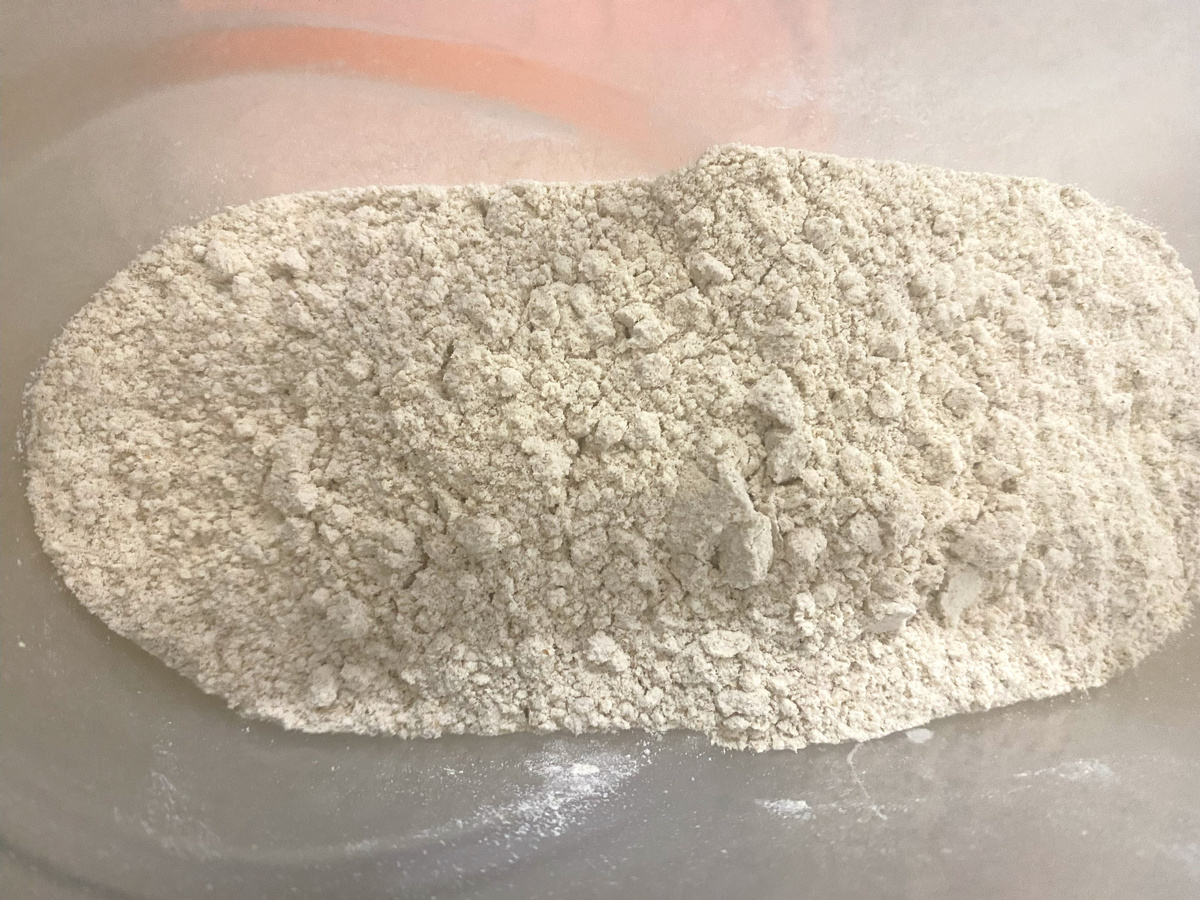 цельнозерновая мука из Самоката в банке для хранения