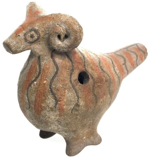 Глиняная игрушка-свистулька XV-XVII веков, найденная в 1955 году во время археологических исследований на территории Зарядья. Фотография и экспонат Музея Москвы