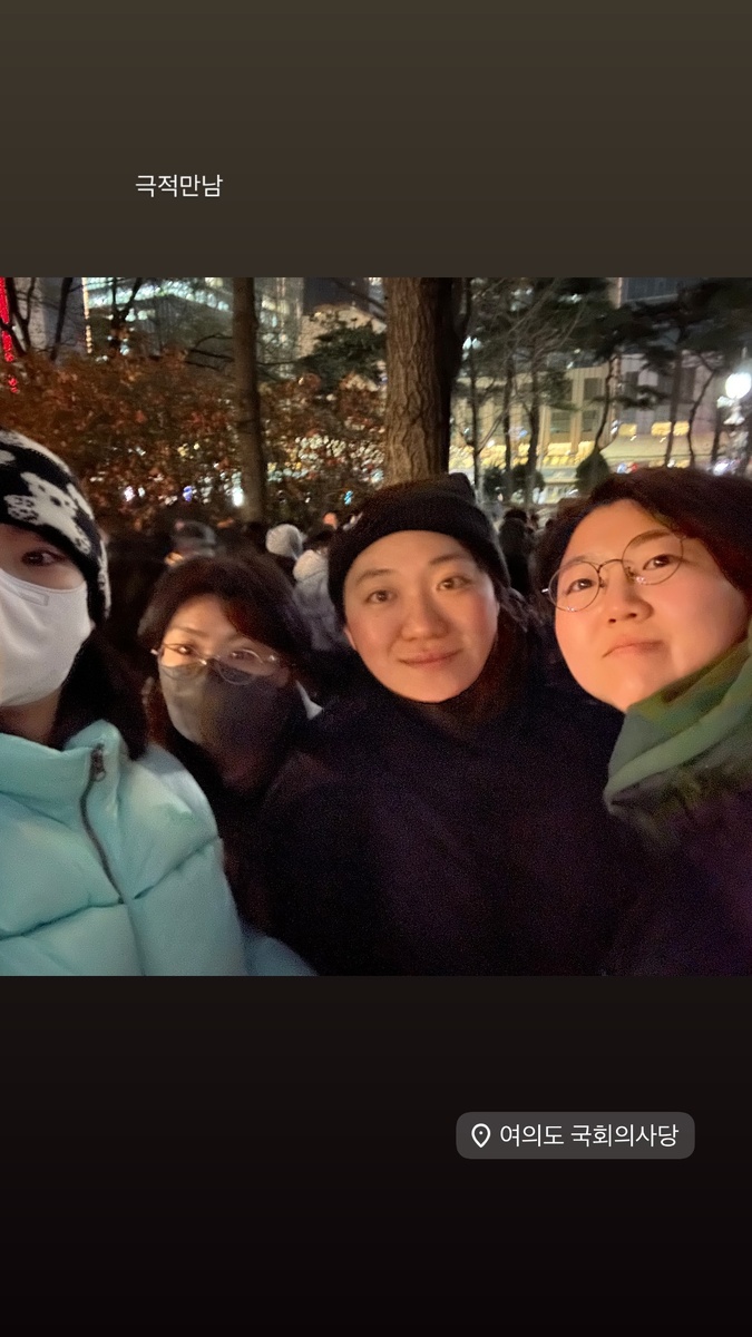    Сториз Ли ДжуёнаСоцсети