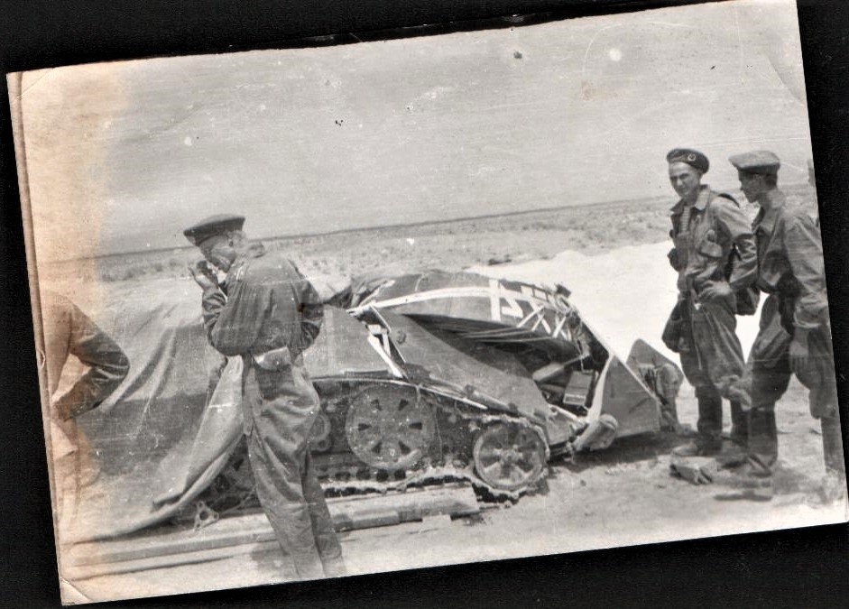 На фото случай из учебно-боевой жизни 105 гвардейской воздушно-десантной дивизии. Гибель боевого друга десантников БМД-1.