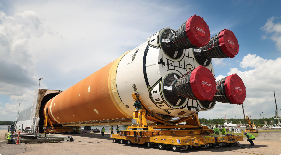 Американская двухступенчатая сверхтяжёлая ракета-носитель  SLS