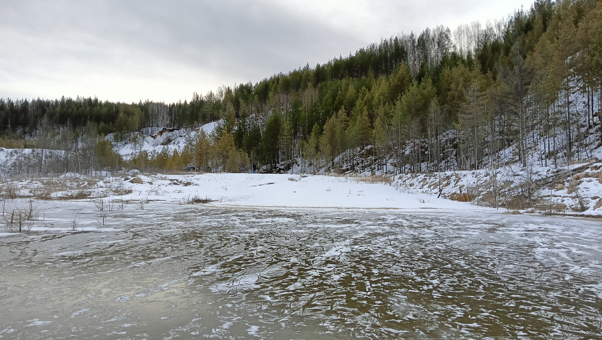 Выходов к воде и пляжей здесь почти нет