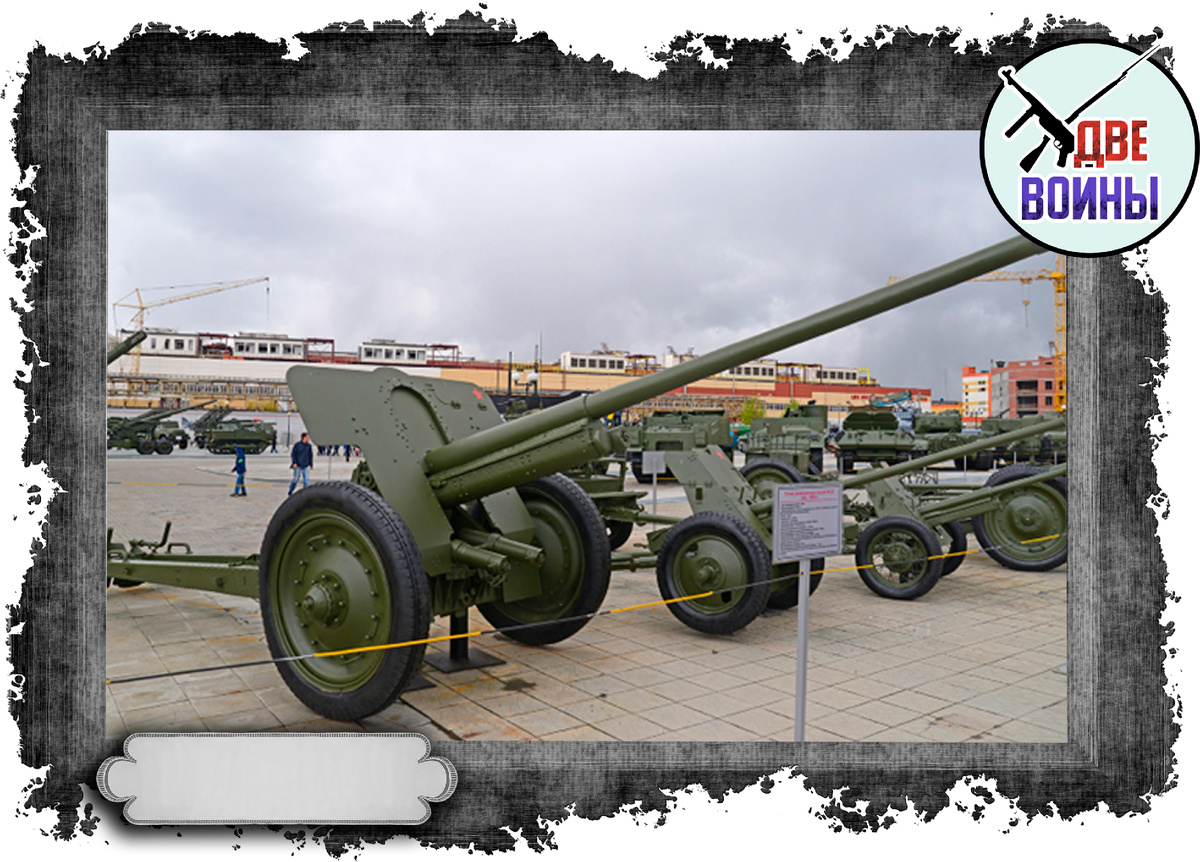 На первом фото дивизионная пушка Ф-22, а на втором противотанковая пушка 7,62 cm Pak 36(r). Визуально они не очень похожи, но внешность обманчива. Фото в свободном доступе.