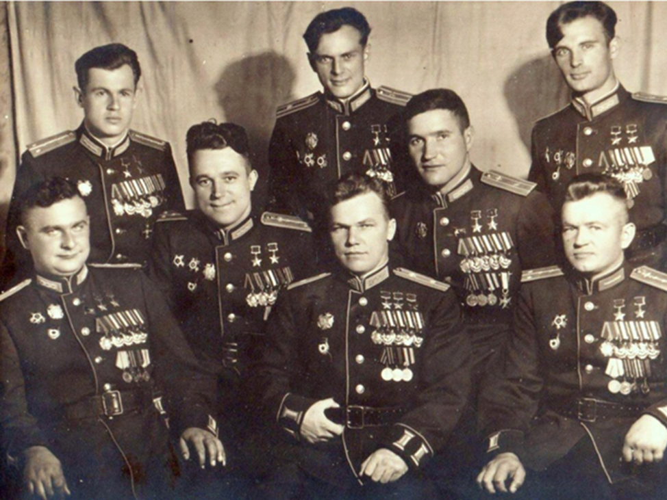 Сталинские соколы, участники Парада Победы. 1-й ряд слева направо: Дважды Герой Советского Союза летчик-истребитель Дмитрий Борисович Глинка, Трижды Герой Советского Союза летчик-истребитель Иван Никитович Кожедуб, Дважды Герой Советского Союза летчик-истребитель Павел Яковлевич Головачев. 2-й ряд слева направо: Дважды Герой Советского Союза летчик-истребитель Виталий Иванович Попков, Дважды Герой Советского Союза летчик-истребитель Андрей Егорович Боровых 3-й ряд слева направо: Дважды Герой Советского Союза летчик-штурмовик Александр Николаевич Ефимов, Дважды Герой Советского Союза летчик-штурмовик Анатолий Константинович Недбайло, Дважды Герой Советского Союза летчик-штурмовик Василий Ильич Мыхлик.