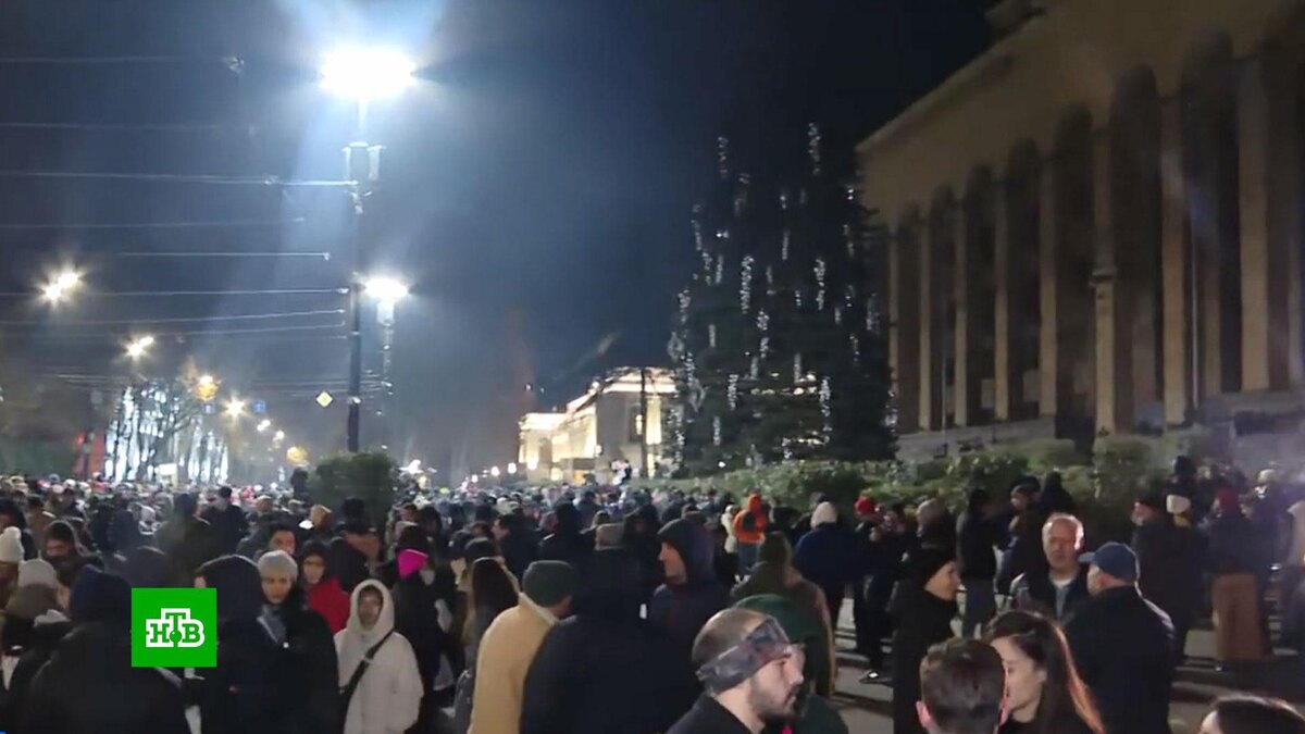    В Тбилиси протестующие вновь перекрыли движение по проспекту Руставели