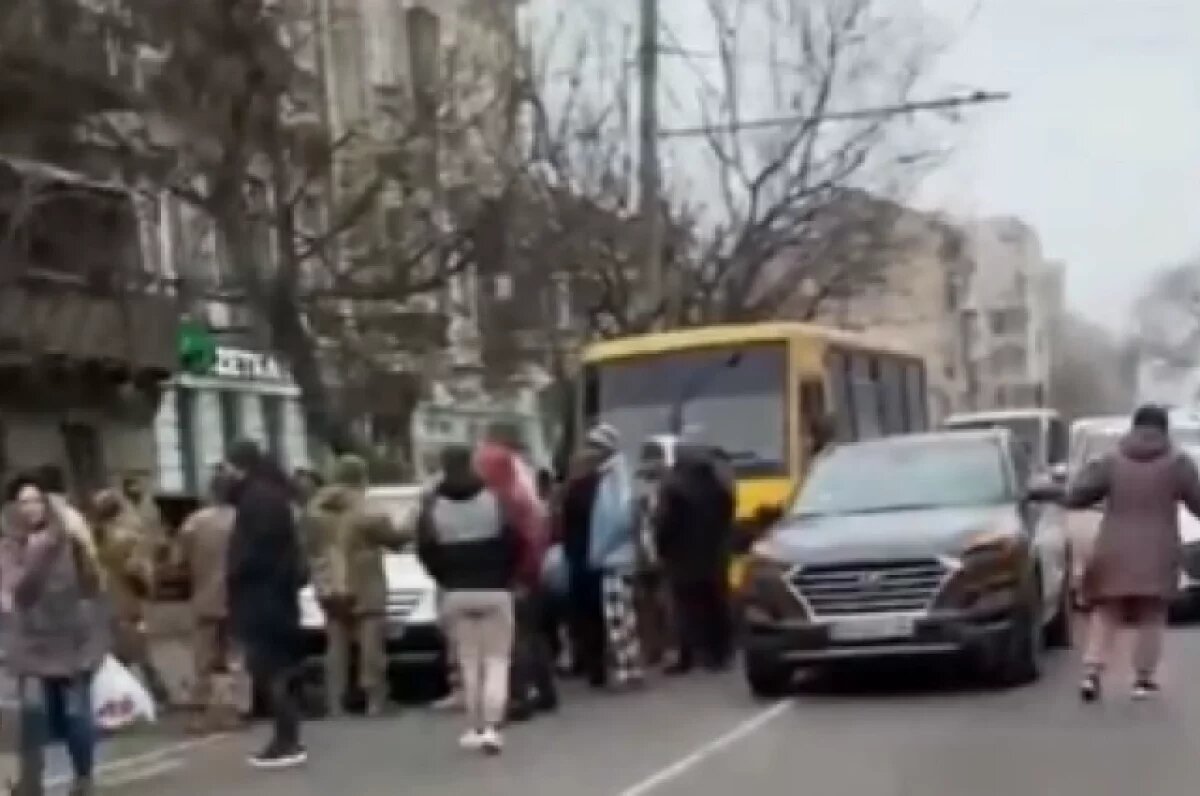    Перекрыли трассу.