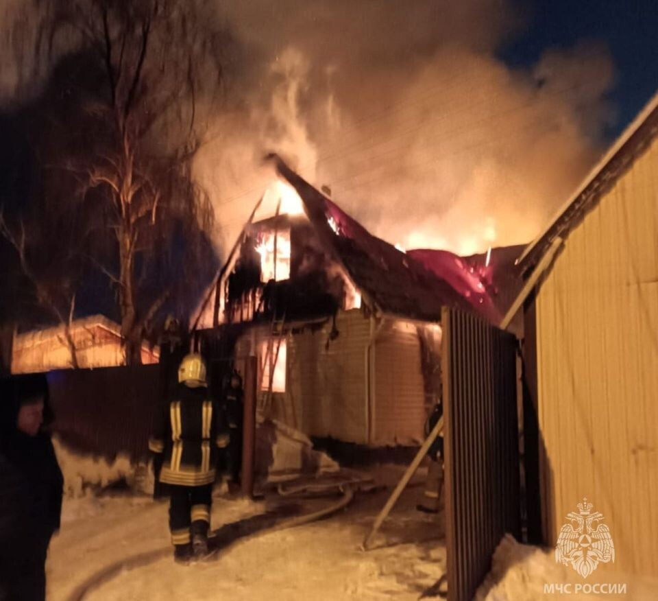    Пожар на ул. Заозерной. Источник: t.me/mchs_altkray