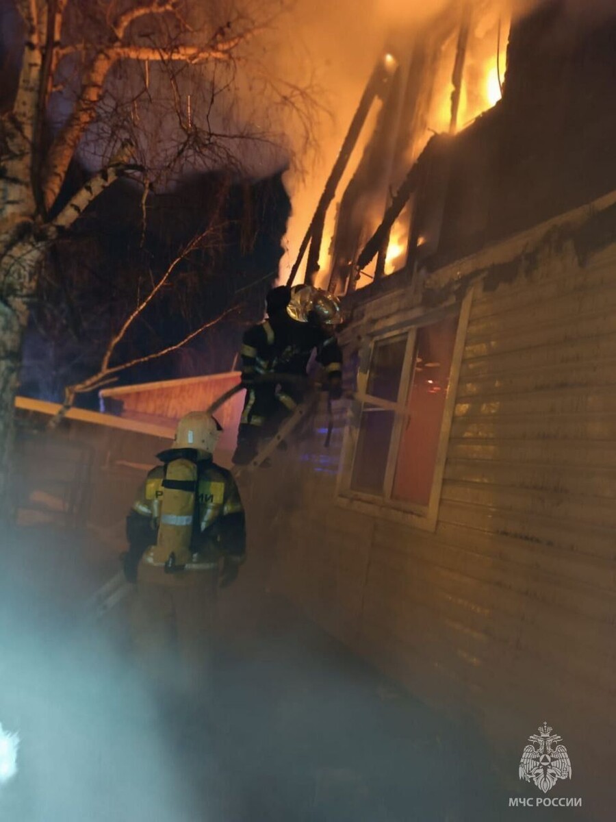    Пожар на ул. Заозерной. Источник: t.me/mchs_altkray