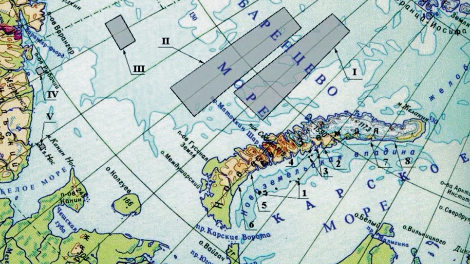Карта затопления радиоактивных отходов в Арктике. Арабскими цифрами показаны районы захоронения твердых радиоактивных отходов в Карском море. Римскими цифрами — районы слива жидких радиоактивных отходов