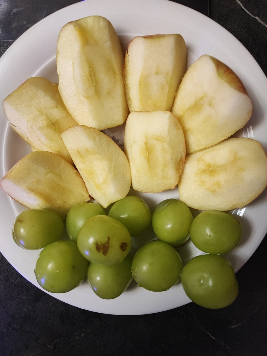 Яблоко 243гр, виноград 178гр. Итого: 215.67кК.