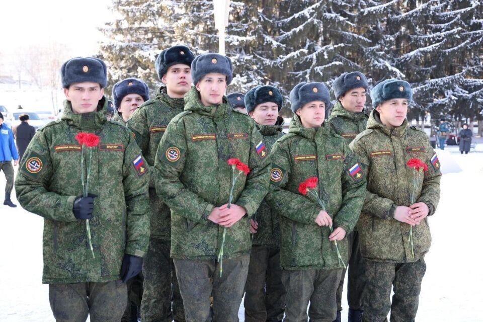    Торжественный митинг в честь Дня Героев Отечества в Горно-Алтайске. Источник: altai-republic.ru