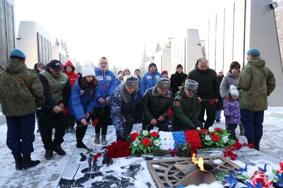    Торжественный митинг в честь Дня Героев Отечества в Горно-Алтайске. Источник: altai-republic.ru