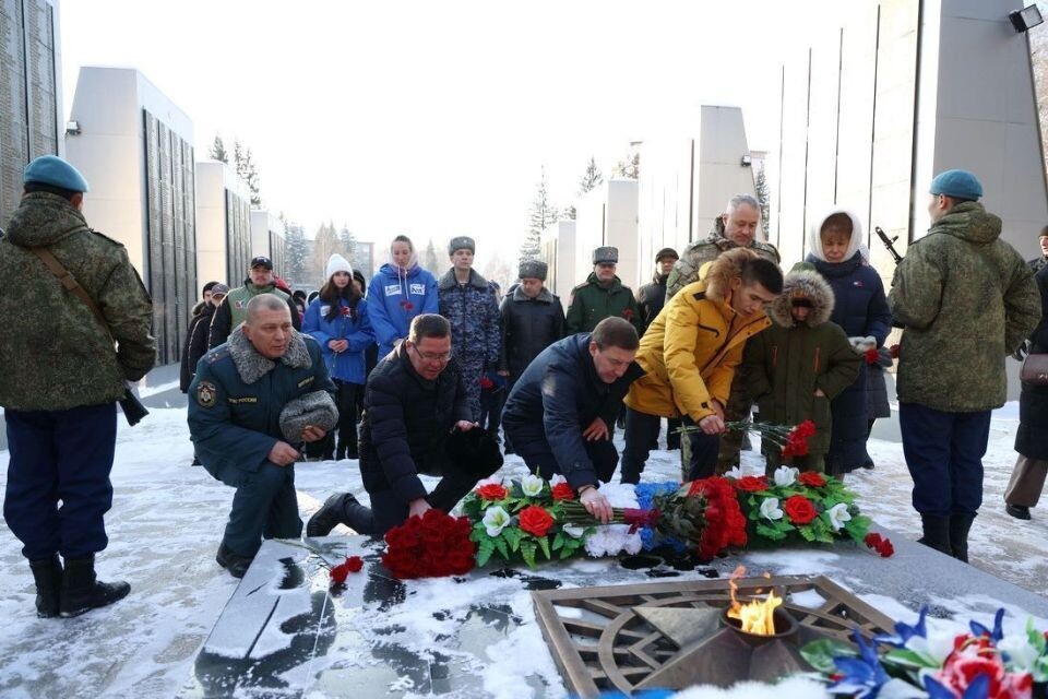    Торжественный митинг в честь Дня Героев Отечества в Горно-Алтайске. Источник: altai-republic.ru