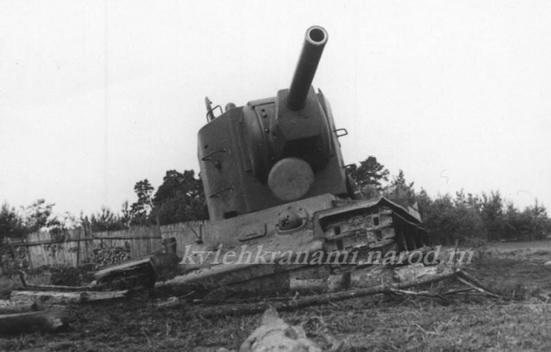 Танк КВ-2 выпуска 1940 года, застрявший на лугу в пойме речки Слоновка (коллекция автора)