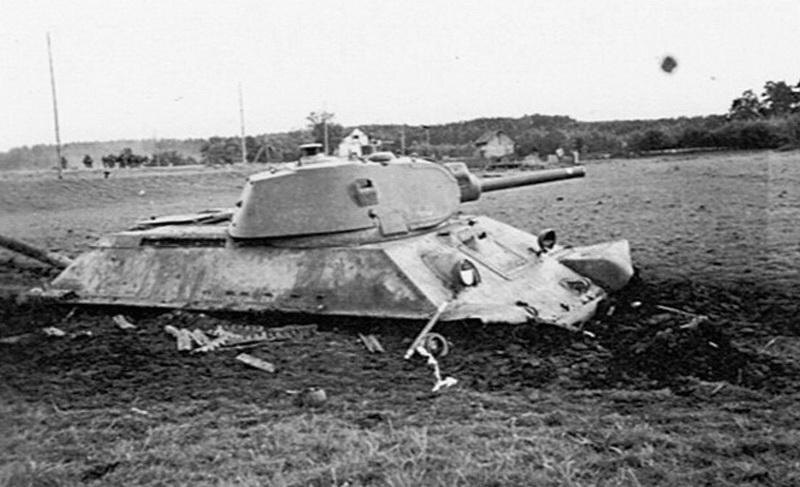 Танк Т-34 выпуска 1940 года, застрявший на лугу в пойме речки Слоновка (снимок из открытых источников)