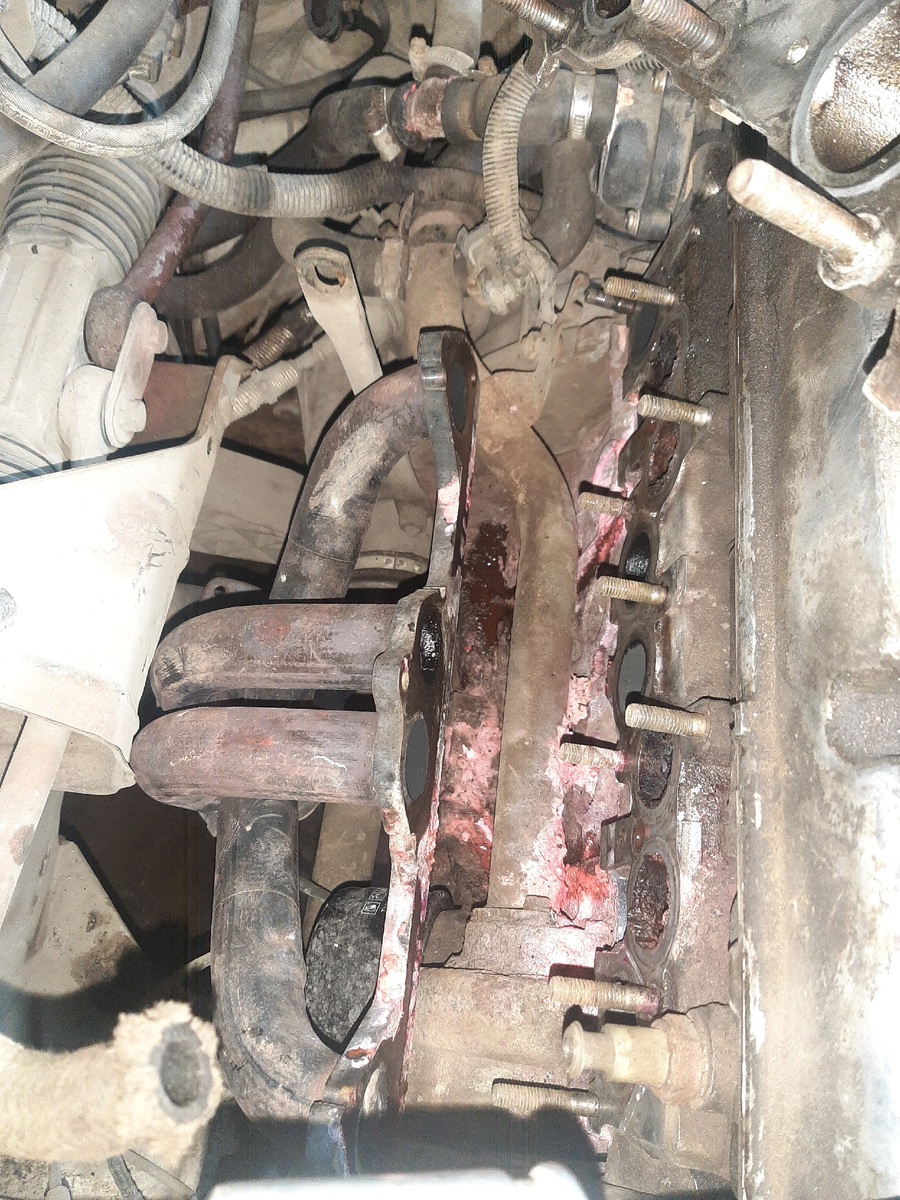 На фото видны потеки антифриза 