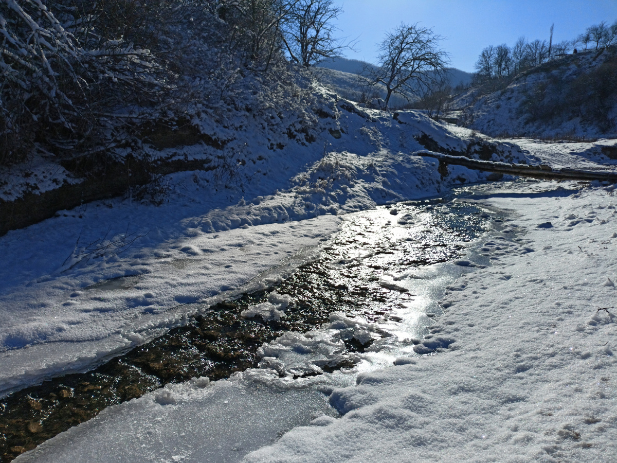 Фото автора: горная река зимой (Дагестан, январь 2024)