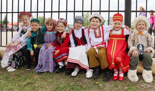 
Обычаи, традиции и уважение прививаются с самого детства, а потому дружба между народами растёт и крепчает