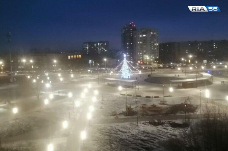    Елочка зажглась. В парке на Чкалова в Оренбурге царит новогодняя атмосфера Белов Михаил Александрович